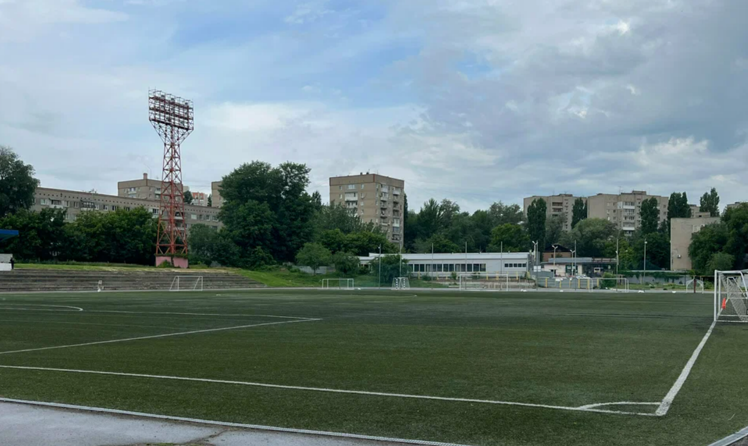 Футбольные ворота рухнули на мальчика в Саратове Футбольные ворота рухнули на мальчика в Саратове